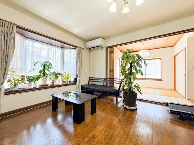 所沢市下富中古戸建の洋室|大きな窓からあたたかな陽光が差し込む、明るく開放感あふれるリビングです。家族が自然と集まりたくなるような落ち着いた雰囲気で、ゆったりとした憩いのひとときを過ごせます。