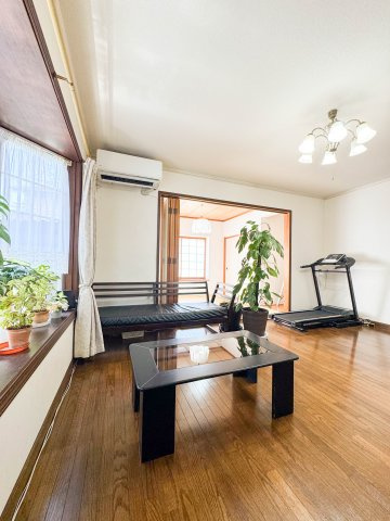 所沢市下富中古戸建の洋室|あたたかな光が差し込む、明るく開放感あふれるリビングです。家族が自然と集まりたくなるような落ち着いた雰囲気で、日々の会話も自然と弾みます。ゆったりとした憩いのひとときを過ごせる心地よいお部屋です。