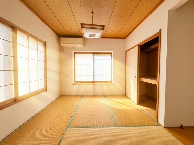 所沢市下富中古戸建の洋室|あたたかな光が差し込む、明るく開放感あふれるリビングです。家族が自然と集まりたくなるような落ち着いた雰囲気で、日々の会話も自然と弾みます。ゆったりとした憩いのひとときを過ごせる心地よいお部屋です。