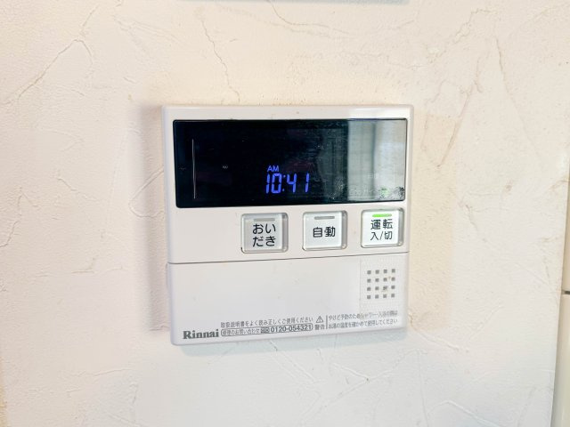 所沢市下富中古戸建の設備|室内にいながらワンタッチでお湯はりや温度設定が行える給湯器リモコンです。見やすい表示とシンプルな操作パネルで使い勝手も抜群。忙しい毎日の家事を効率化し、快適なバスタイムをサポートしてくれます。