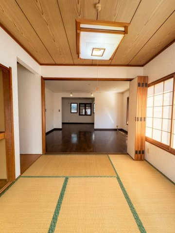 所沢市下富中古戸建の和室|柱や長押の木の表情が味わい深い風格ある本格和室。障子からやわらかな陽光が注ぎ、落ち着きと気品にあふれた空間です。大切なお客さまのおもてなしや、ご家族の特別なひとときを過ごす場に最適です。