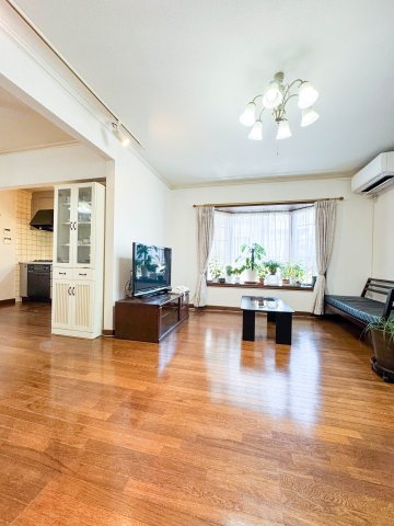 所沢市下富中古戸建の居間・リビング|広々としたゆとりのある設計で、家具の配置もしやすいリビングスペースです。シンプルで上品なデザインの内装はどんなインテリアとも馴染みやすく、自分好みの快適な空間づくりを楽しんでいただけます。
