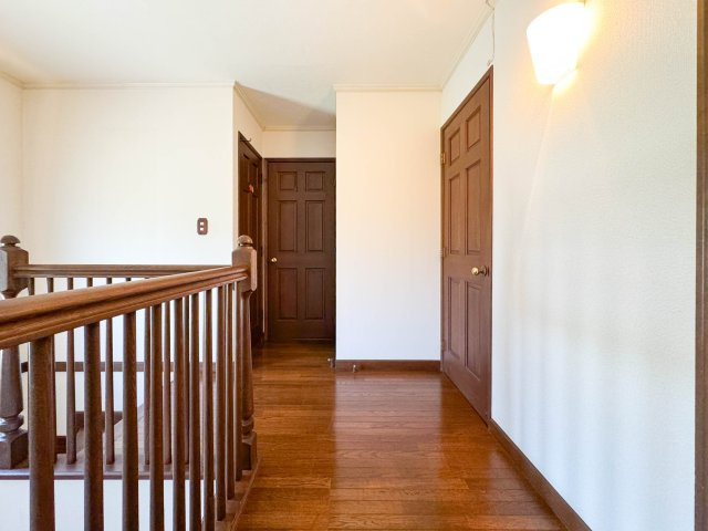 所沢市下富中古戸建のその他|木の温もりを感じられる落ち着いたデザインの階段です。明るく解放感のある設計で、暗くなりがちな階段空間も心地よい雰囲気に。階上へと向かう毎日の移動を爽やかで快適な気分にしてくれる工夫が詰まっています。