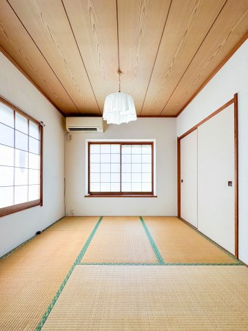 所沢市下富中古戸建の和室|心地よい和の温もりを感じられる和室空間。落ち着いた雰囲気の室内は、ご家族の寛ぎの場としてはもちろん、客間や子どもの遊び場、家事スペースなど多用途に活用できる使い勝手の良い一室です