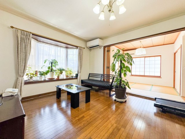 所沢市下富中古戸建の居間・リビング|大きな窓からあたたかな陽光が差し込む明るいリビング。家族が集まる快適な居間空間で、ゆったりとした時間を過ごせます。家具の配置もしやすく自分好みのインテリアを愉しめます