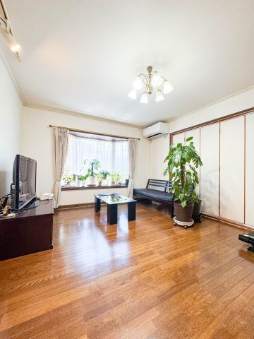 所沢市下富中古戸建の居間・リビング|スッキリとした直線的なレイアウトで使い勝手の良いリビングダイニング。大きな窓から爽やかな風と光を取り込み、年間を通して過ごしやすい空間です。毎日の家事動線もスムーズで快適に暮らせます。