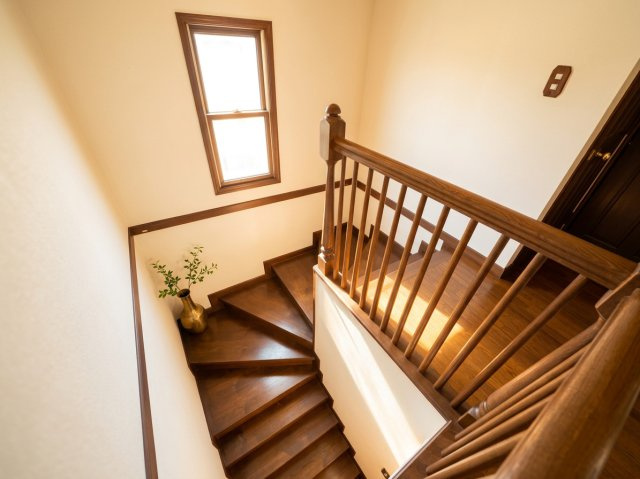 所沢市下富中古戸建の居間・リビング|スッキリとした直線的なレイアウトで使い勝手の良いリビングダイニング。大きな窓から爽やかな風と光を取り込み、年間を通して過ごしやすい空間です。毎日の家事動線もスムーズで快適に暮らせます。