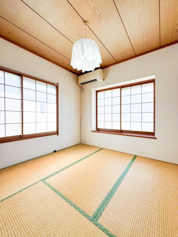 所沢市下富中古戸建の和室|柱や長押の木の表情が味わい深い風格ある本格和室。障子からやわらかな陽光が注ぎ、落ち着きと気品にあふれた空間です。大切なお客さまのおもてなしや、ご家族の特別なひとときを過ごす場に最適です。