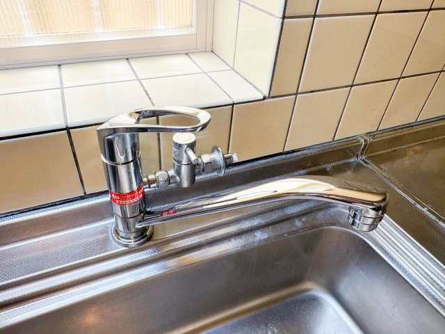 所沢市下富中古戸建のその他|広々としたシンクと使い勝手の良い水栓を備えた作業しやすい調理スペース。大きな鍋やフライパンも洗いやすく、日々の料理や後片付けがスムーズにこなせます。清潔に保たれており気持ちよくお使いいただけます