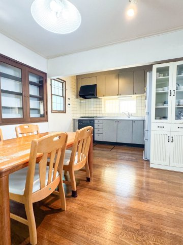 所沢市下富中古戸建の居間・リビング|温かな木の質感が溢れるナチュラルテイストのダイニング・リビング。木の温もりに包まれた空間で、ご家族との毎日の食事や団らんの時間をゆったり過ごせます。居心地の良さが魅力の空間です