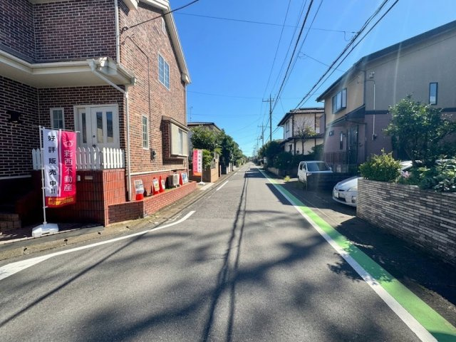 所沢市下富中古戸建の前面道路含む現地写真|幅員にゆとりがあり車通りも少なめの前面道路。落ち着いた住環境で、小さなお子様がいるご家庭や車庫入れが苦手な方でも安心・快適に生活できます。