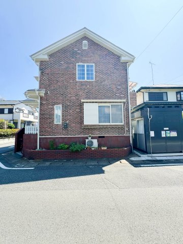 所沢市下富中古戸建の外観|落ち着いた色調で街並みに馴染む美しく上品な外観デザイン。日当たりを考慮した設計で、毎日の暮らしに爽やかな開放感を与えてくれます。帰宅するたびに愛着が深まる魅力的で佇まいです。