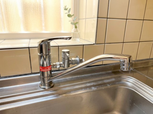 所沢市下富中古戸建の設備|広々としたシンクと使い勝手の良い水栓を備えた作業しやすい調理スペース。大きな鍋やフライパンも洗いやすく、日々の料理や後片付けがスムーズにこなせます。清潔に保たれており気持ちよくお使いいただけます
