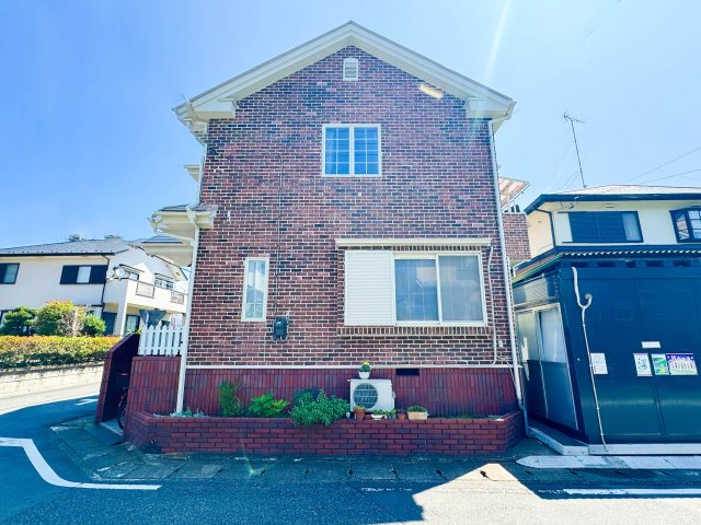 所沢市下富中古戸建の外観|開放感にあふれる人気の角地物件！二面が道路に面しているため陽当たり・通風ともに良好で、爽やかな光と風が室内を満たします。隣接する建物が少なく、プライバシーを保ちやすいのも魅力的なポイントです。