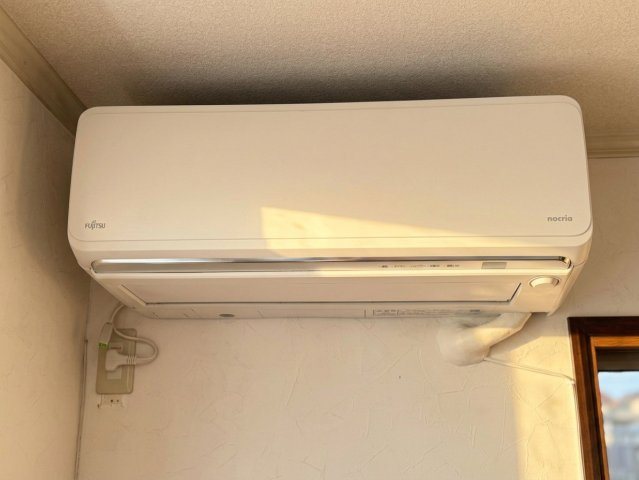 所沢市下富中古戸建の冷暖房・空調設備|室内を快適な温度に保つエアコンを装備。季節を問わず一年中快適な室温で過ごすことができ、入居直後から快適な暮らしをスタートできる嬉しい設備です。