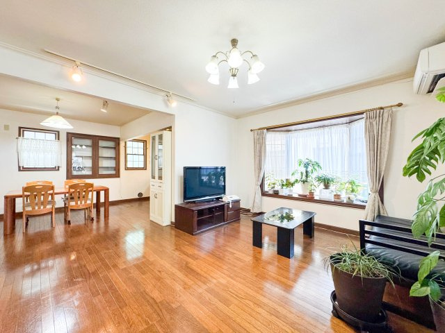 所沢市下富中古戸建の居間・リビング|大きな窓からあたたかな陽光が差し込む、明るく開放感あふれるリビングです。家族が自然と集まりたくなるような落ち着いた雰囲気で、ゆったりとした憩いのひとときを過ごせます。