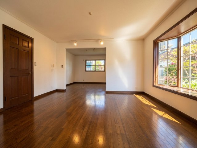 所沢市下富中古戸建の居間・リビング|木の温もりが感じられる落ち着いたトーンの洋室空間。ゆったりと過ごせるプライベート感があり、自分好みのお部屋づくりを楽しめます。心地よい風と光を感じながら毎日を快適に過ごせる一室です。