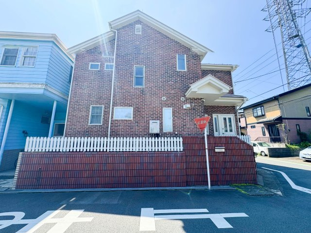 所沢市下富中古戸建のその他|見通しの良い角地に位置し、開放的なロケーション。車の出し入れやご家族の出入りもスムーズに行えます。周囲の視線を気にせず、日当たりと風通しの恵みを存分に享受できる心地よい住環境です。