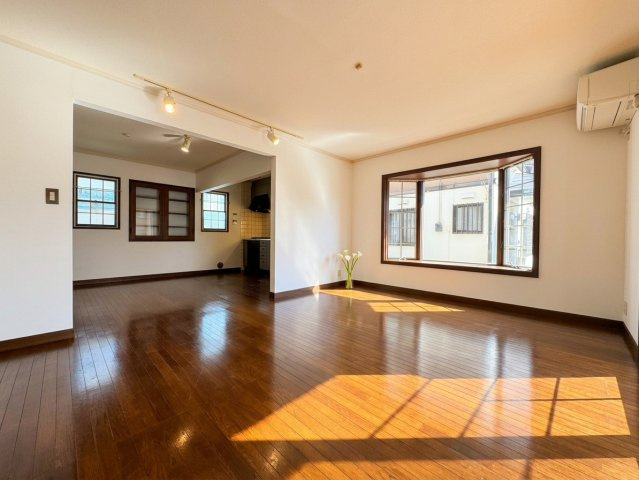 所沢市下富中古戸建の居間・リビング|大きな窓からあたたかな陽光が差し込む、明るく開放感あふれるリビングです。家族が自然と集まりたくなるような落ち着いた雰囲気で、ゆったりとした憩いのひとときを過ごせます。