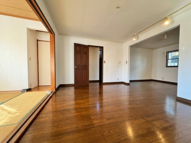 所沢市下富中古戸建の居間・リビング|クリーンで洗練されたLDK空間。明るい内装が室内をより広く見せ、開放感にあふれています。清潔感のあるスタイリッシュな空間で、家族や友人との会話も弾む心地よい毎日を過ごせます。