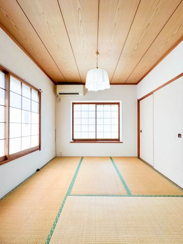 所沢市下富中古戸建の和室|やわらかな光が広がる落ち着いた雰囲気の和室です。押し入れなどの収納もしっかり備わっており、空間を広く使えます。ご家族でゴロゴロ過ごす憩いの場としてもぴったりな一室です。