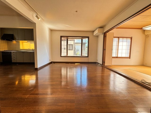 所沢市下富中古戸建の居間・リビング|木の温もりが感じられるナチュラルで心地よいリビング空間。家族みんなでゆったりとくつろげるゆとりがあり、毎日の団らんの時間がより特別で楽しみに感じられるお部屋です。