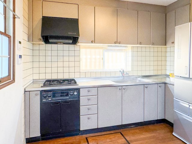 所沢市下富中古戸建のキッチン|明るく清潔感あふれるキッチンエリア。調理スペースもしっかり確保されており、毎日の料理や家事が楽しく快適にこなせそうな使い勝手の良さが魅力的な空間です。