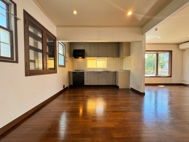 所沢市下富中古戸建のその他|あたたかな光が差し込む、明るく開放感あふれるリビングです。家族が自然と集まりたくなるような落ち着いた雰囲気で、日々の会話も自然と弾みます。ゆったりとした憩いのひとときを過ごせる心地よいお部屋です。
