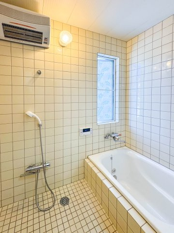 所沢市下富中古戸建の浴室|一日の疲れを優しく癒やしてくれる清潔感のある浴室空間。ゆったりと足を伸ばせるバスタブで、リラックスしたバスタイムを過ごせます。日々の慌ただしさを忘れてほっと一息つける寛ぎのスペースです。