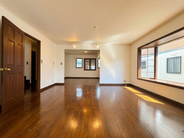 所沢市下富中古戸建の居間・リビング|お部屋をすっきりと保てる使い勝手の良い収納スペース。衣類や小物を効率よく整理でき、居住空間をより広く快適に活用できます。
