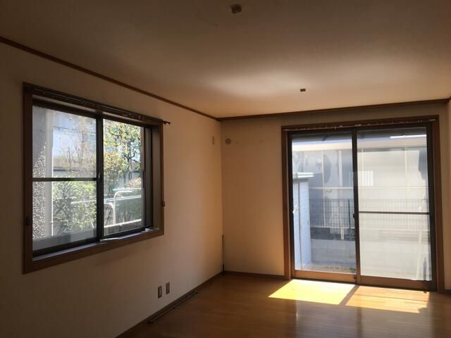御影石町貸戸建の居間・リビング