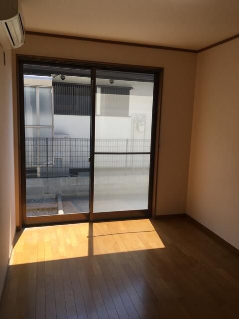 御影石町貸戸建の寝室