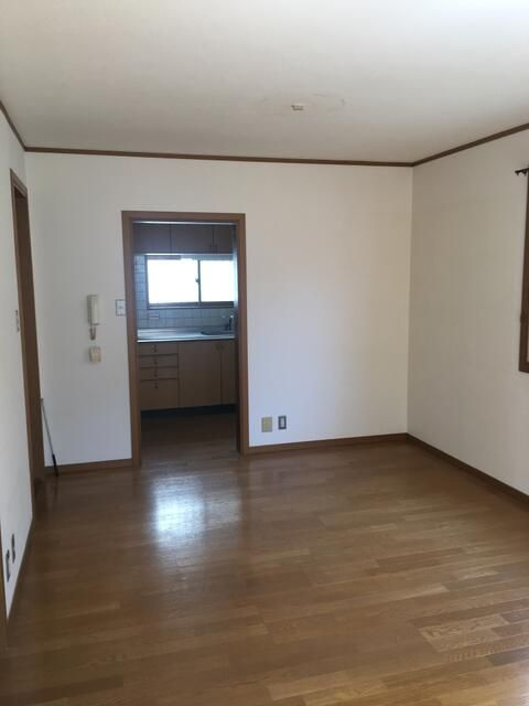 御影石町貸戸建の居間・リビング