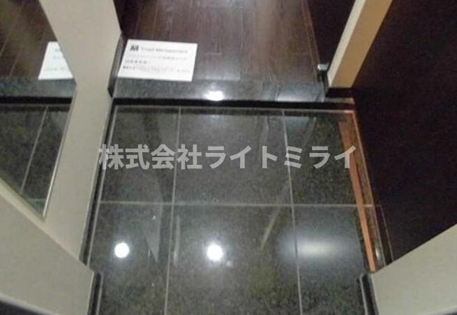 千代田区九段南２丁目の賃貸マンションの玄関
