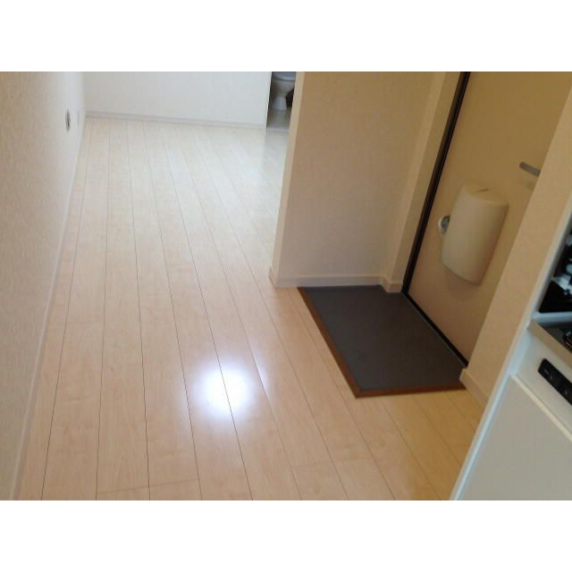 横浜市中区根岸町３丁目のアパートの玄関