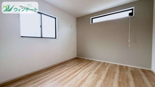 下妻市長塚5期　新築戸建　2号棟の洋室|洋室は窓があり、明るく開放的な印象。収納も備えた便利な空間で、使い勝手の良い設計です。