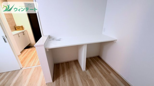 下妻市長塚5期　新築戸建　2号棟のランドリースペース|洗面所には、洗濯物を畳むのに便利なカウンターを完備。洗う・干す・畳むまでの家事動線がスムーズになり、毎日の洗濯がぐっと快適になります。