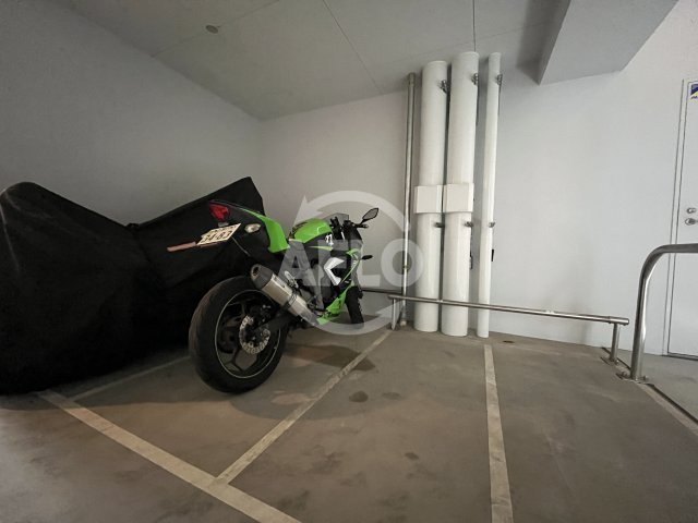 エムジェイシー大阪ラフィーネの内装|バイク置き場