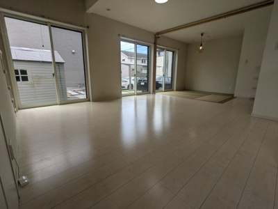 【居間・リビング】 | 上津台２丁目　中古戸建 | LDK約19.3帖