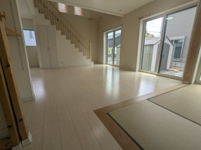 【居間・リビング】 | 上津台２丁目　中古戸建 | 和室約4.5帖との続き間でより広くお使いいただけます。