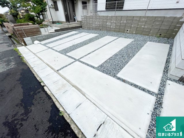12日(土)13日(日)現地ご見学可能！　神戸市北区広陵町　限定1邸の駐車場|並列3台駐車可能！ゆとりの駐車スペースで車庫入れもスムーズ！

