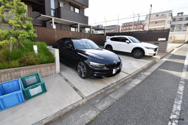 イー・ヒローズの駐車場