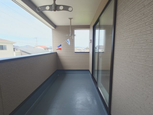 クレイドルガーデン高松市高松町第１◇光熱費の負担の軽減が可能なオール電化住宅ですのバルコニー|バルコニー
天候に左右されず使用できるインナーバルコニー付きです。雨の日でも洗濯物を干すことができます。天気の良い日は強い日差しを避けられるの紫外線アレルギーの方にも安心です。