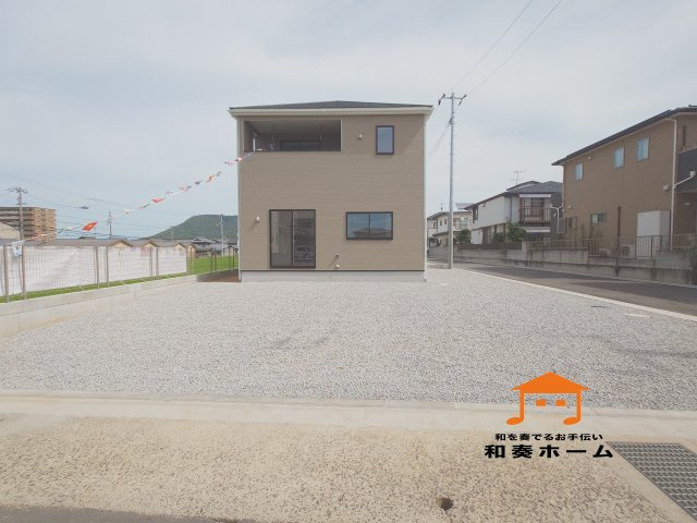 クレイドルガーデン高松市高松町第１◇光熱費の負担の軽減が可能なオール電化住宅ですの前面道路含む現地写真|外観
駐車場スペースは３台以上のゆったりとした区画です。入居者以外の出入りが少ないので駐車が苦手な方にも安心です。家族の複数台所有や来客用駐車や将来的な車の増台にも対応しやすいです。