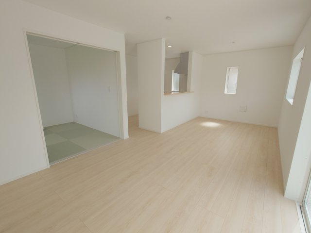 クレイドルガーデン高松市高松町第１◇光熱費の負担の軽減が可能なオール電化住宅ですの居間・リビング|１号棟
１６.２帖の広いリビングはソファやダイニングの配置替え、ワークスペースの設置、子どもの遊び場など、ライフステージに合わせて使い方を変えやすいです。