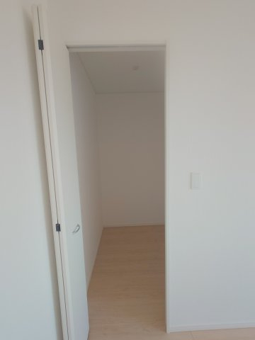 クレイドルガーデン丸亀市津森町第２◇耐震等級３取得の地震に強いオール電化住宅です！の収納|ウォークインクローゼット
着替えられるくらいのスペースがあるので、身に付ける物をまとめておけば、あれこれ探すこともなくスムーズに身支度を終わらせることができる便利なWIC付きのお家です！