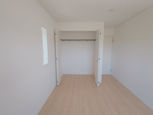 クレイドルガーデン丸亀市津森町第２◇耐震等級３取得の地震に強いオール電化住宅です！の洋室|洋室
内部には収納棚などが設置されていて収納力が豊富で、衣類以外の大きなものも収納できます(^^♪