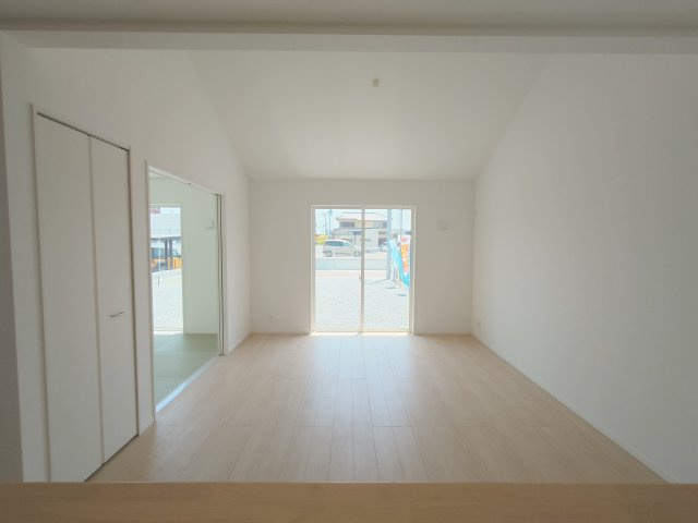 クレイドルガーデン丸亀市津森町第２◇耐震等級３取得の地震に強いオール電化住宅です！の居間・リビング|動線にゆとりが生まれ、将来のライフスタイル変化にも対応しやすい１８.５帖の広いリビングは
お子様の見守り・在宅ワークなど多目的に使えて便利です。