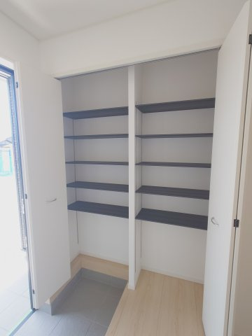 クレイドルガーデン丸亀市津森町第２◇耐震等級３取得の地震に強いオール電化住宅です！の収納|玄関をすっきりと保ち、靴や屋外で使用する様々なものを効率的に収納できる収納力豊富なのシューズクロークがあれば、靴を玄関に置きっぱなしにする必要がなくなります！