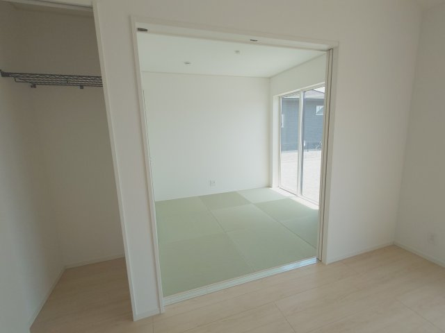 クレイドルガーデン丸亀市津森町第２◇耐震等級３取得の地震に強いオール電化住宅です！の和室|リビング横の4.5帖の和室は、来客用、寝室、家事スペースなど多目的に使いやすいです。畳は座ったり寝転んだりしやすいので、読書・手芸・ヨガ・瞑想などと相性が良く、集中しやすい落ち着いた空間になります。